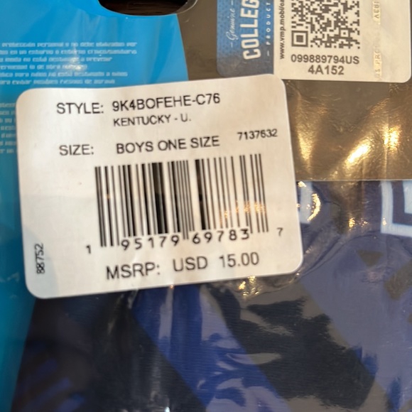 University of Kentucky wrap/scarf. NWT, can be worn 6 different ways. - Picture 2 of 7